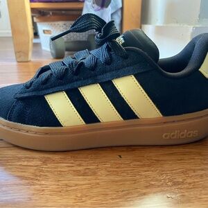Adidas Alpha 00’s Black and Yellow Athletic Shoes with Suede Upper LIKE NEW!